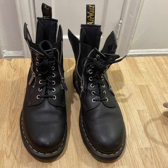 DOC MARTENS:Airwait leather Zip Unisex black boots.Size 9 Men ,Size 10 Ladies - Picture 2 of 7
